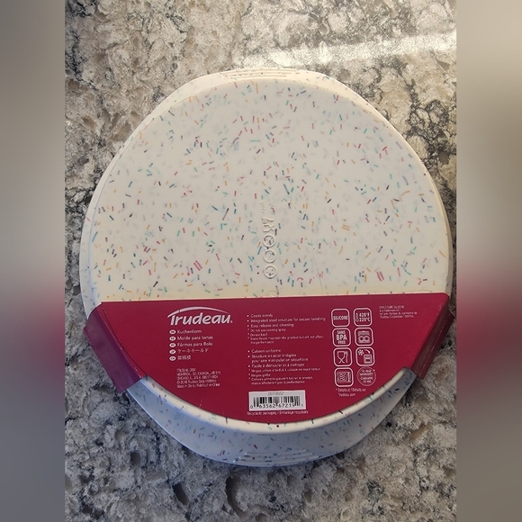 NWT set of 2 - Trudeau 9" Confetti Silicone Cake or Pie Dish with Pink Handles - Picture 4 of 5